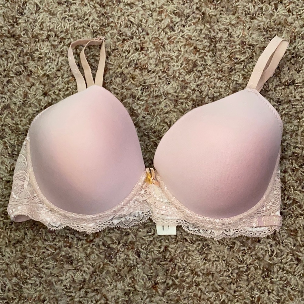 Jessica Simpson bra